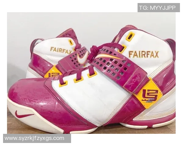 足球鞋与球星的完美结合：探寻那些代表性球鞋背后的传奇故事